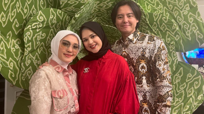 Cut Meyriska dan Roger Danuarta bersama dr. Rininta Christabella.