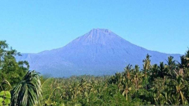 Panorama Gunung Rinjani ketika dipotret dari Desa Toya, NTB.