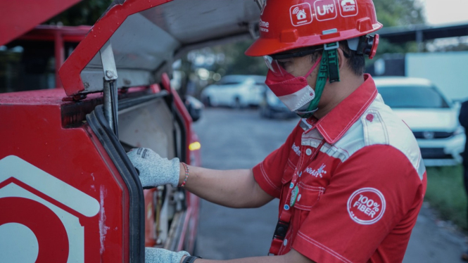 Teknisi Telkom Indonesia.