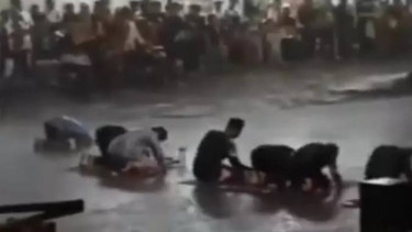 Viral Jemaah Tetap Khusyuk Salat Tarawih Meski Diguyur Hujan Deras