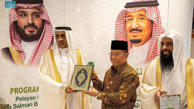 Atase Kedubes Arab Saudi menyerahkan Al Quran dan kurma bagi warga Indonesia