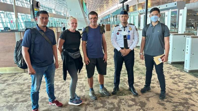 Dua turis kemah di pantai saat Nyepi dideportasi dari Bandara Ngurai Rai  