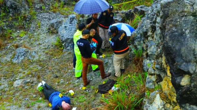 Tim gabungan Polda Sumut saat melakukan olah TKP kembali jasad Bripka AS.