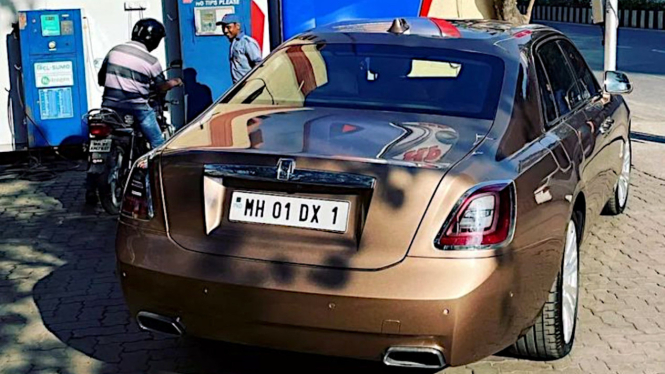 VIVA Otomotif: Rolls-Royce Ghost kepergok isi angin ban gratis