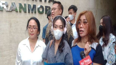 Mantan pacar Mario Dandy, Amanda, didampingi kuasa hukumnya di Polda Metro Jaya.