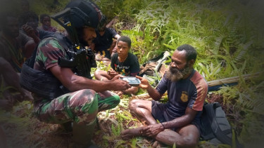 VIVA Militer: Pasukan Yonif Raider 514/SY temukan 52 penduduk di hutan.