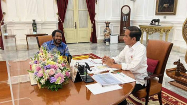 Presiden Joko Widodo bertemu dengan Ketua Lembaga Masyarakat Adat (LMA) Tanah Papua yang juga Staf Ahli Kantor Staf Presiden bidang politik dan keamanan Lenis Kogoya di Istana Kepresidenan Jakarta, Senin, 27 Maret 2023.