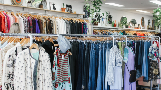 Pajangan di toko pakaian Thrifting siap jual di Yogya