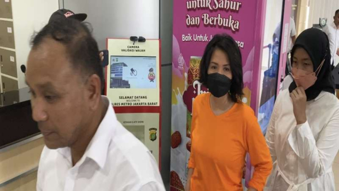 Pengacara Natalia Rusli (baju oranye)