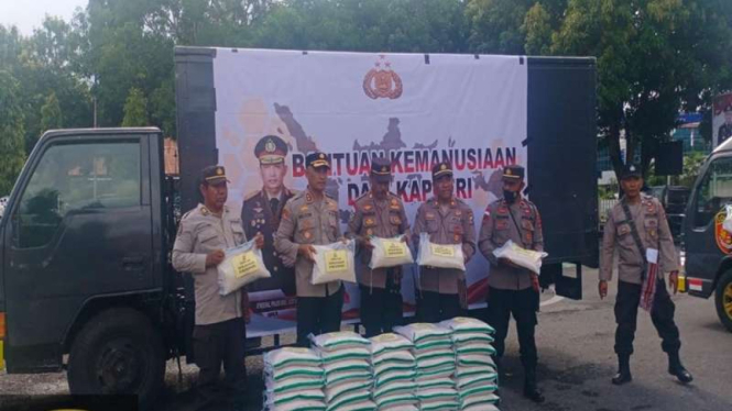 Pendistribusian bantuan beras sebanyak 50 ton dari Kapolri