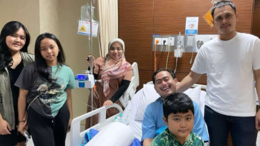 Muzdalifah dan suami beserta anak jenguk Nassar yang sedang sakit