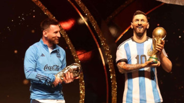 Lionel Messi mendapat hadiah berupa patung 