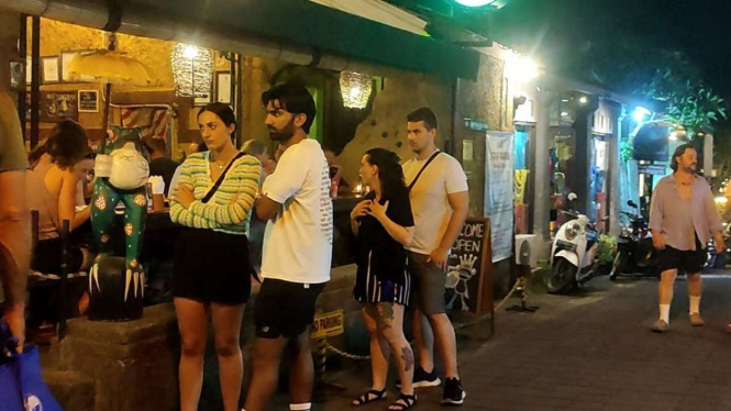 Suasana malam di Jalan Goutama Ubud Bali yang dipenuhi dengan Bule