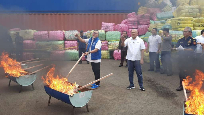 Menteri Perdagangan Zulkifli Hasan memusnahkan barang bukti baju bekas impor ilegal senilai Rp 85 miliar di Tempat Penimbunan Pabean (TPP) di Kawasan Industri Jababeka, Kabupaten Bekasi, Jawa Barat, Selasa, 28 Maret 2023.