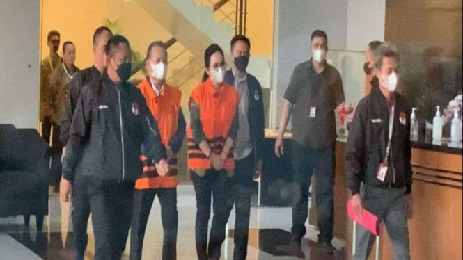 Bupati Kapuas Ben Brahim S Bahat dan istrinya, Ary Egahni Ben Brahim ditahan KPK
