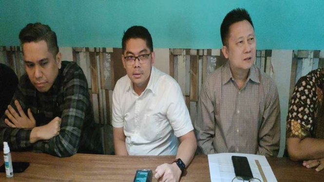 Ketua P3SRS Apartemen Taman Rasuna, Naufal Firman Yursak (tengah)