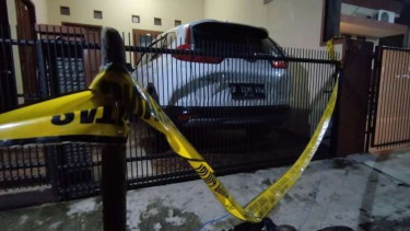 Rumah mantan ketua Komisi Yudisial Jaja Ahmad Jayus dipasang garis polisi di kompleks Griya Bandung Asri, Kabupaten Bandung, Jawa Barat, Selasa, 28 Maret 2023.