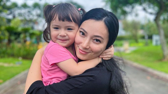 Asmirandah dan Chloe Emanuelle Van Wattimena