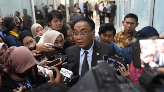 Ketua Komisi III DPR Bambang Wuryanto saat diwawancarai awak media