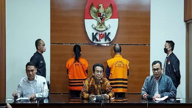 KPK menetapkan Bupati Kapuas Ben Brahim S Bahat dan istrinya sebagai tersangka
