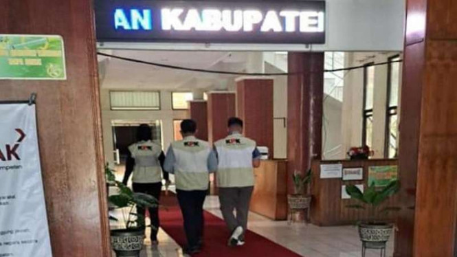 Penyidik KPK melakukan penggeledahan di Pemkab Kapuas