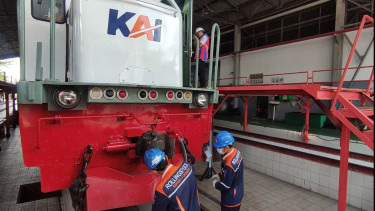 Petugas saat pengecekan lokomotif