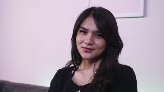 Davina Karamoy Saat Promo film Jin dan Jun di Kantor Viva.co.id