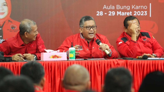 Sekjen PDIP Hasto Kristiyanto (tengah).
