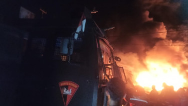 Tim anggota Brimob Polda Jambi padamkan gudang ban yang terbakar 