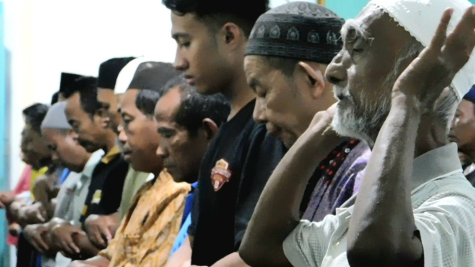 Warga Kampung Pekojan Semarang salat berjamaah. 