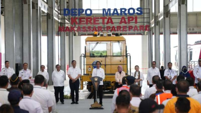 Kereta Makassar-Parepare.