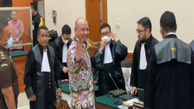 Terdakwa kasus peredaran narkoba, Teddy Minahasa usai sidang pembacaan tuntutan.