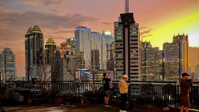 Pemandangan sunset di The Plaza Semanggi, Jakarta. 