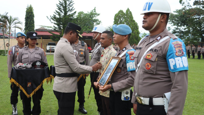 Kapolres Jayapura saat melepas seragam anggota yang dipecat