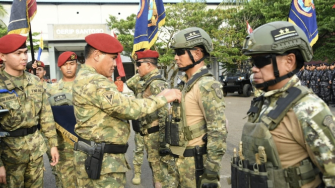 VIVA Militer: KSAL Muhammad Ali sematkan Brevet Manusia Katak kepa 4 Pati TNI AL
