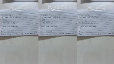 Kata motivasi David Ozora ditempel di white board kelas