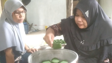 Intan pembuat Padamaran, kue tradisional khas Jambi