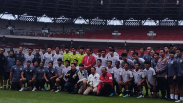 Presiden Joko Widodo bersama para pemain Timnas U-20, pelatih Shin Tae-yong, Ketua Umum PSSI Erick Thohir, Wakil Ketua Umum PSSI Zainudin Amali, dan Kepala Polri Jenderal Listyo Sigit Prabowo di Gelora Bung Karno, Jakarta, Sabtu, 1 April 2023.
