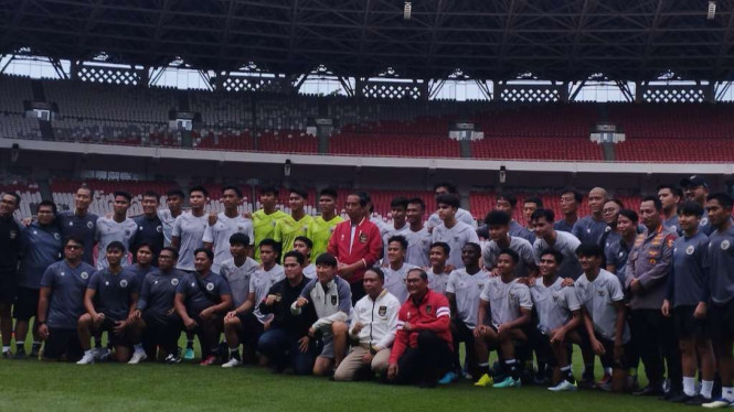 Presiden Joko Widodo bersama para pemain Timnas U-20, pelatih Shin Tae-yong, Ketua Umum PSSI Erick Thohir, Wakil Ketua Umum PSSI Zainudin Amali, dan Kepala Polri Jenderal Listyo Sigit Prabowo di Gelora Bung Karno, Jakarta, Sabtu, 1 April 2023.