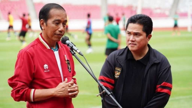 Presiden Joko Widodo bersama Ketua Umum PSSI Erick Thohir di Stadion Utama Gelora Bung Karno, Jakarta, Jakarta, Sabtu, 1 April 2023.
