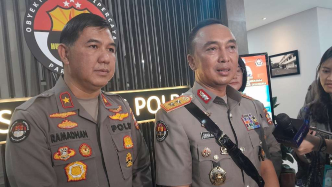 Kepala Divisi Hubungan Masyarakat Polri Irjen Pol Sandi Nugroho (kanan) dan Kepala Biro Penerangan Masyarakat Karo Divisi Humas Polri Brigjen Pol Ahmad Ramadhan (kiri) di Gedung Mabes Polri, Jakarta, Sabtu, 1 April 2023.