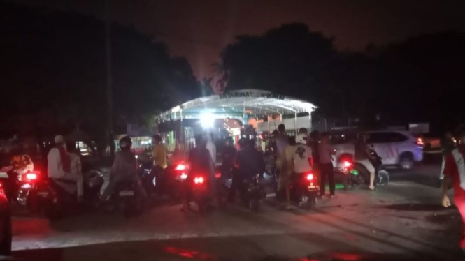 Warga Kota Dumai ketika melihat kebakaran di kilang Pertamina pada Sabtu malam 1 April 2023.