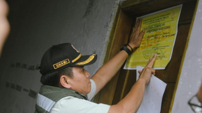 Penyegelan bangunan tak berizin yang disalahgunakan untuk tempat tempat ibadah di Purwakarta.