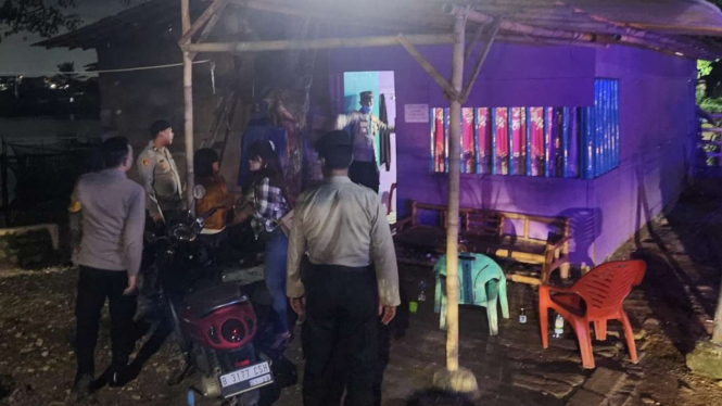 Warung jamu esek-esek di Periuk, Tangerang.