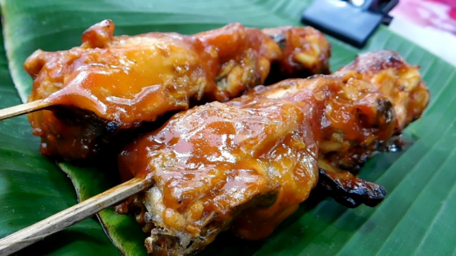 Sate tulang ayam di Semarang yang berukuran jumbo.