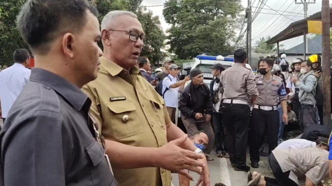 Mobil Dinas Bupati Kuningan Tabrak Motor dan Bengkel tewaskan korban.