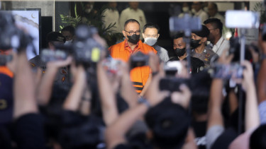Rafael Alun Trisambodo Pakai Rompi Tahanan KPK Usai Diperiksa KPK