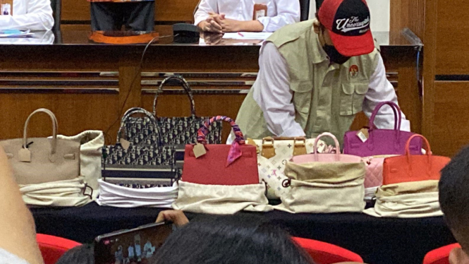 KPK Sita Puluhan Tas Mewah Milik Istri Rafael Alun, Merknya Dior dan Louis Vuitton.