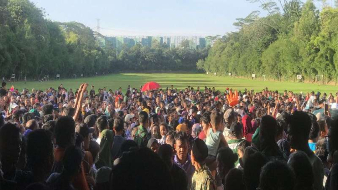 Ribuan orang antre pengobatan alternatif Ida Dayak di lapangan tembak Kostrad.