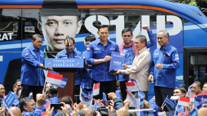 AHY bersama Hamdan Zoelva serta elite DPP Demokrat.